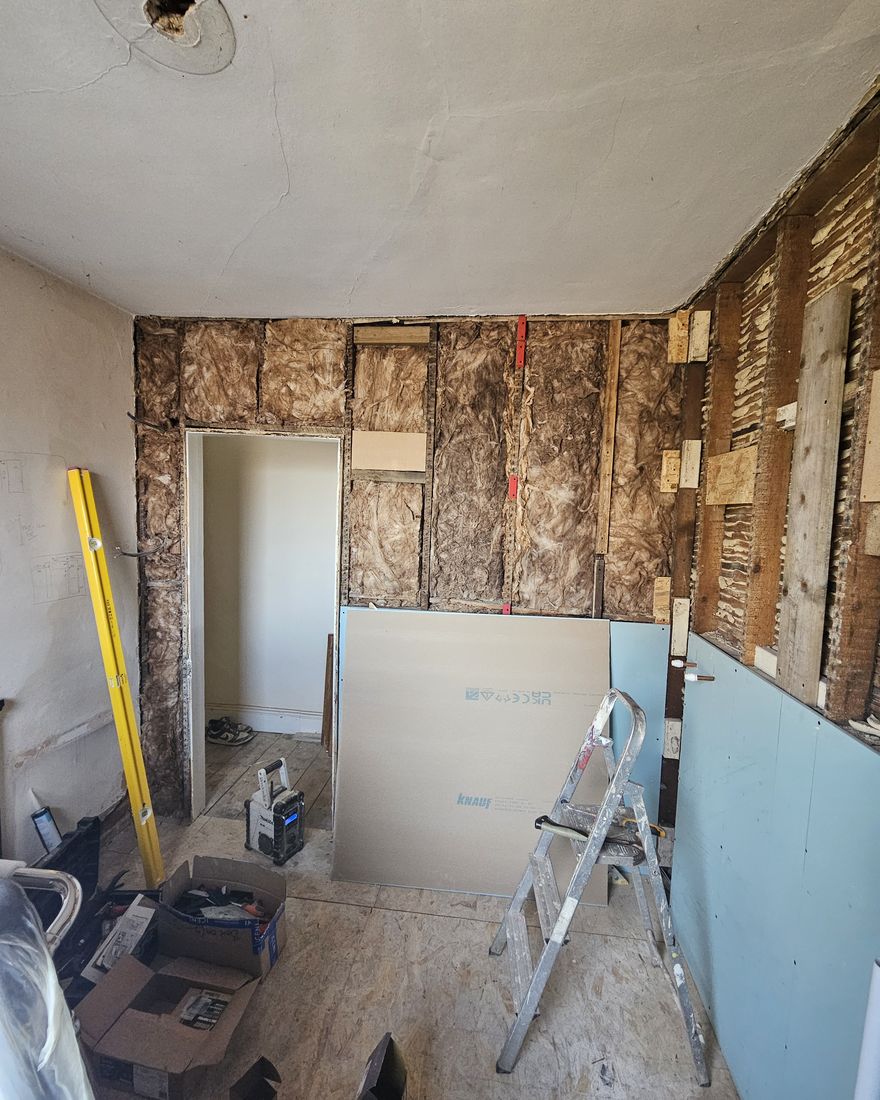 Insulation fitted in the end wall and new plasterboard going on over the lath